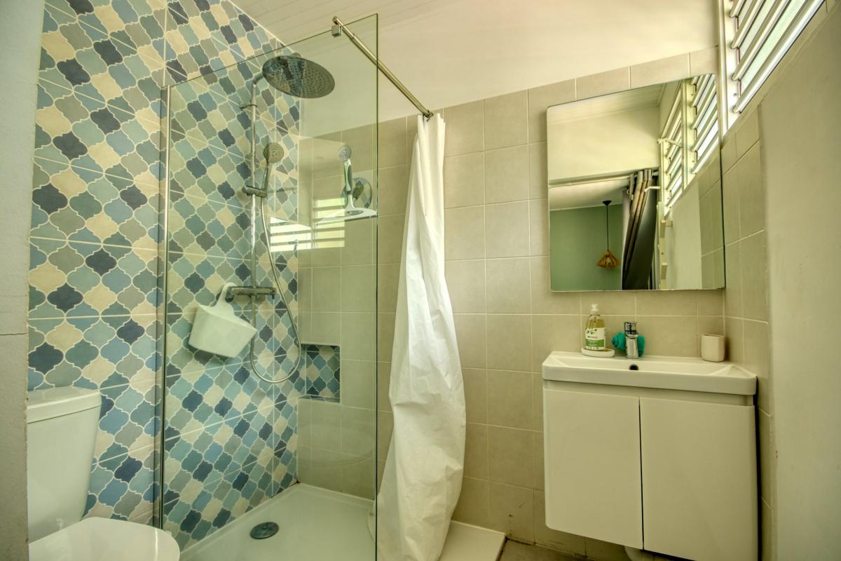 Location villa Trois Ilets Martinique -Salle douche commune